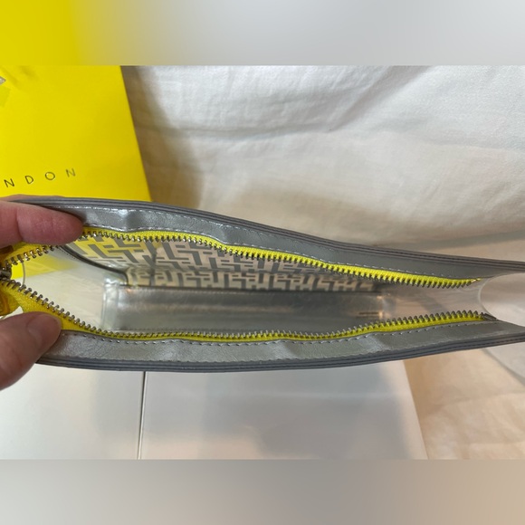 Trinny London brush, bag, towel gift set - Picture 8 of 12